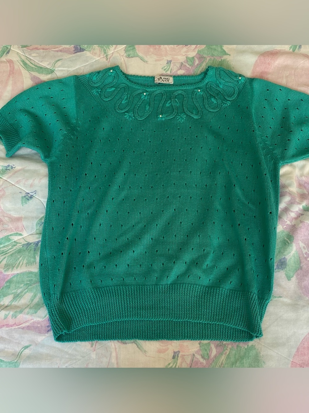 Vintage Green Short-Sleeve Knit Sweater with Decorative Neckline